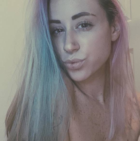 Profile Picture of Danielle Getsinger (@dgetsinger) on Poshmark