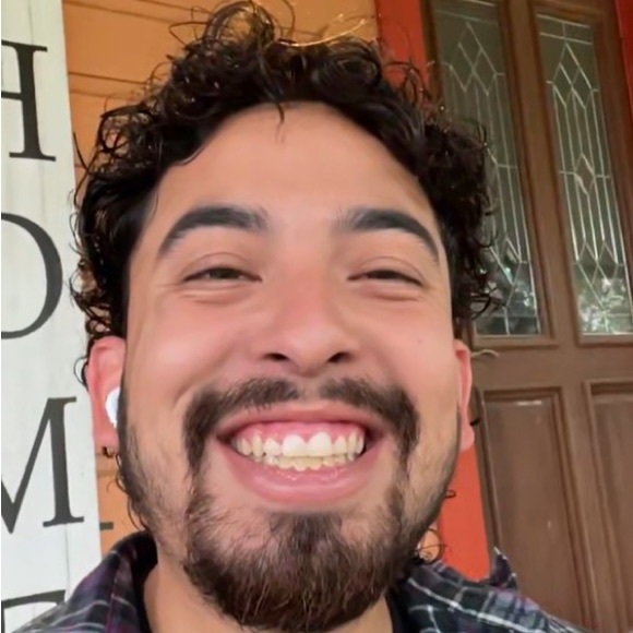 Profile Picture of Derick Gonzalez (@derickgonzal595) on Poshmark