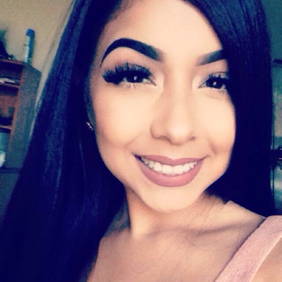 Profile Picture of Samantha Bustos (@samrbustos) on Poshmark