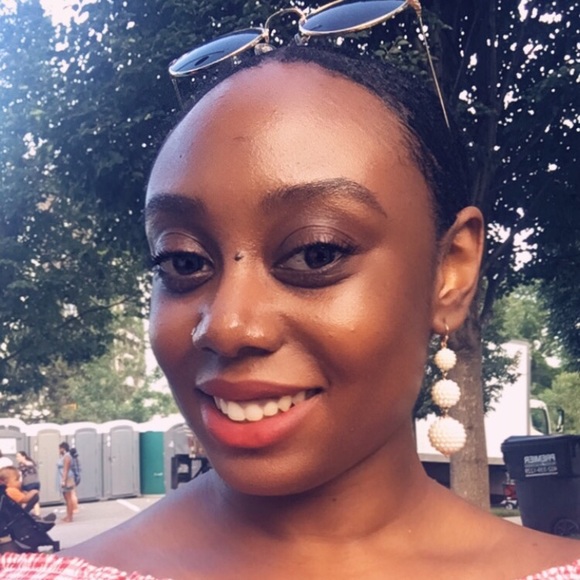 Profile Picture of Gianna Moore (@tuesdaysxo) on Poshmark