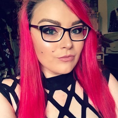 Profile Picture of Lea Clara  🌸 (@leawritesstuff) on Twitter