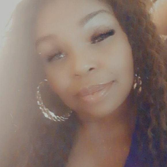 Profile Picture of Lisa Dolak (@divastatus1560) on Poshmark