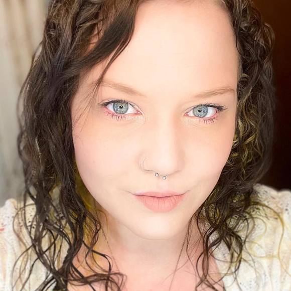 Profile Picture of Katie Mickelson (@kateezeeez) on Poshmark