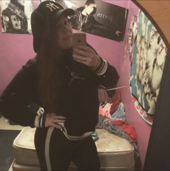 Profile Picture of Sammie Molloy (@samanthamolloy1) on Poshmark