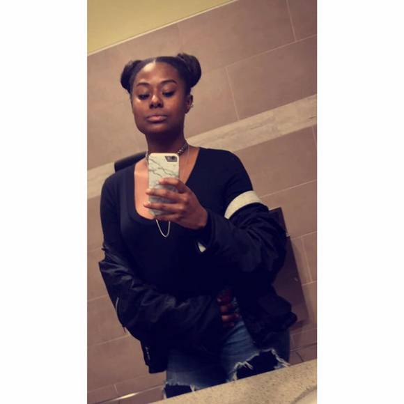 Profile Picture of Keisha Meneide (@kissmytulips) on Poshmark