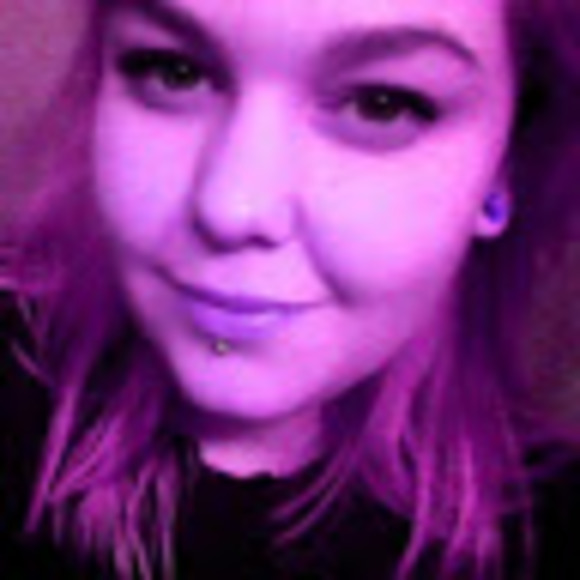 Profile Picture of Queen green Serene (@q_serene) on Poshmark