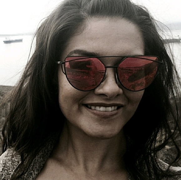 Profile Picture of V Seganos (@vsega) on Poshmark