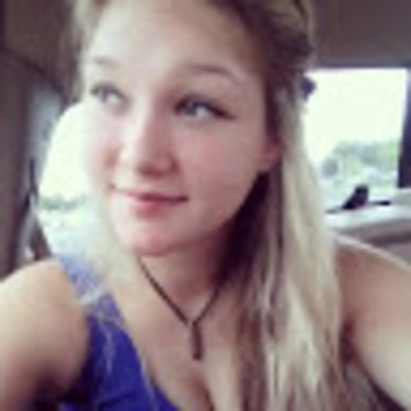 Profile Picture of Jacqueline Maxwell (@jacquelinema131) on Poshmark