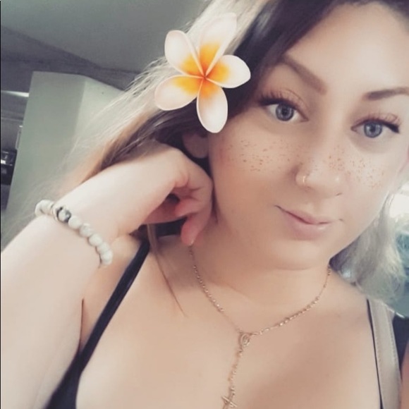 Profile Picture of Lisa Raczynski (@lisarac103) on Poshmark