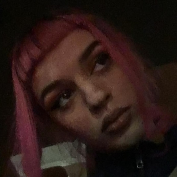 Profile Picture of Bella Currah (@empressiza) on Poshmark
