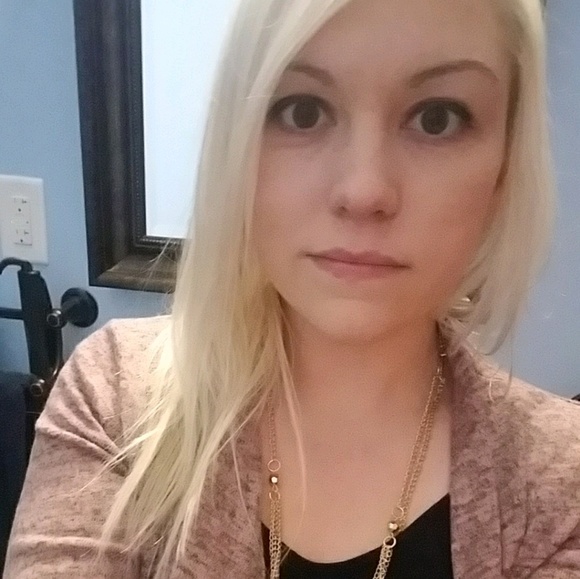 Profile Picture of Jessi Bigney (@fehlsunshine) on Poshmark