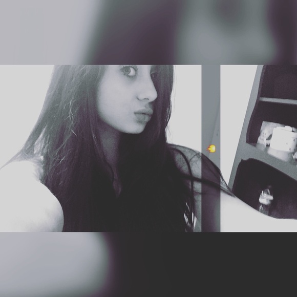 Profile Picture of Hannah Helak (@hannah_helak) on Poshmark