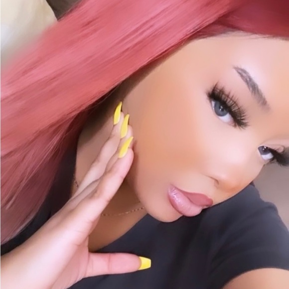 Profile Picture of Lena Robinson (@lenahanna0) on Poshmark