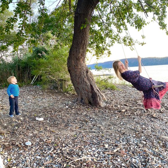 Profile Picture of Julia Huhn (@yogarina16) on Poshmark