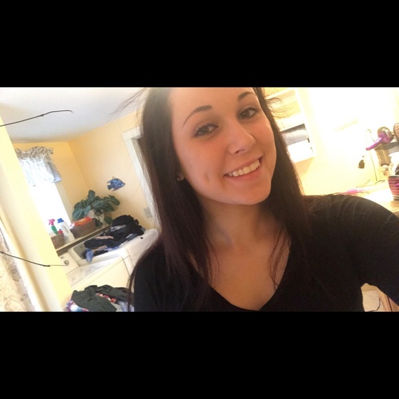 Profile Picture of Isabel Jones (@isabel97jones) on Poshmark