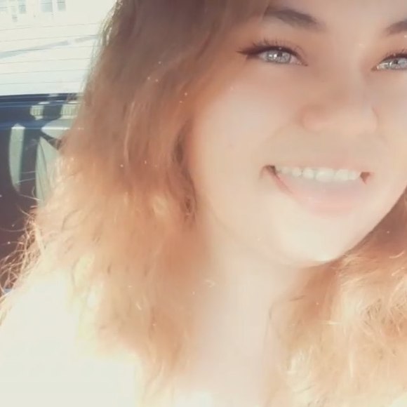 Profile Picture of Amanda Cornette (@amanda_cornette) on Poshmark