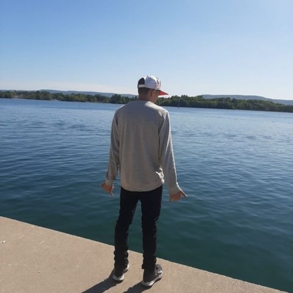 Profile Picture of Brady Whiteside (@bradywhiteside) on Poshmark