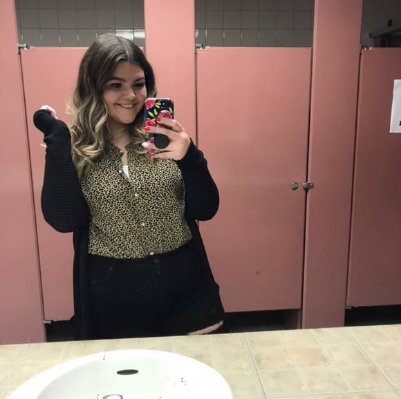 Profile Picture of Robyn Boyce (@rbynboy) on Poshmark