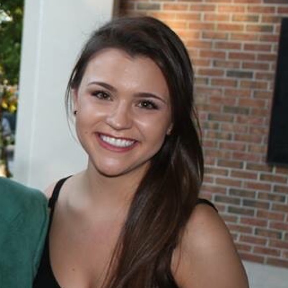 Profile Picture of Lauren Schexnayder (@lbschexna) on Poshmark