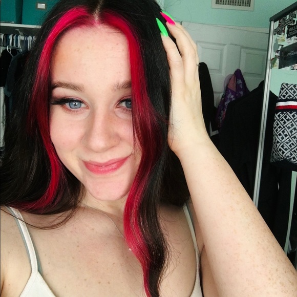 Profile Picture of Michaela Snook (@michaelasnook) on Poshmark