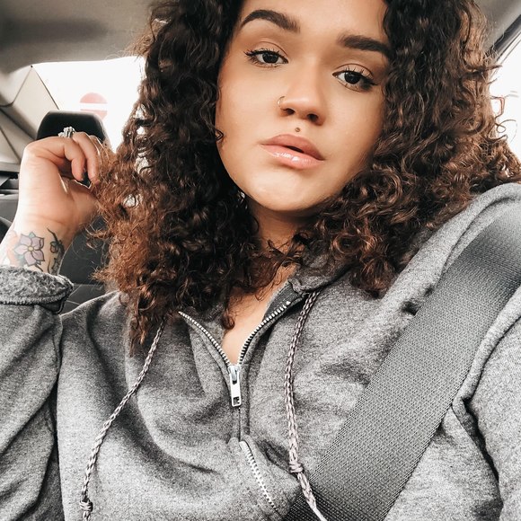 Profile Picture of Jordyn Derouin (@jordynderouin) on Poshmark