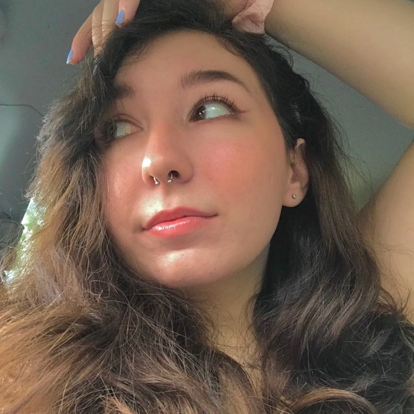 Profile Picture of Gwendolyn Glessner (@eatingdaisies) on Poshmark
