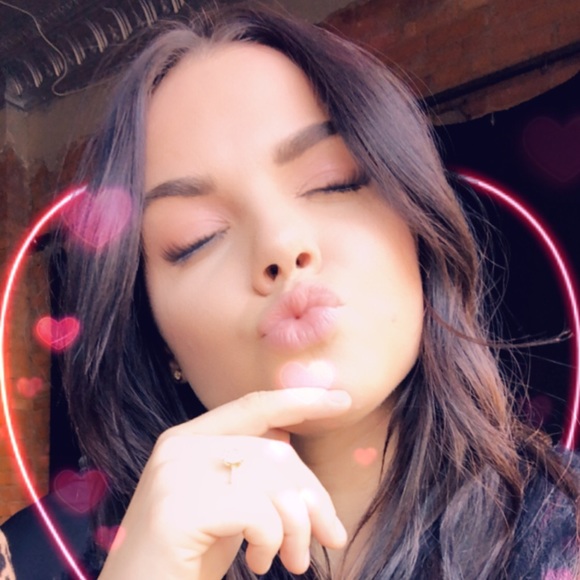 Profile Picture of Kim Cahill (@kim_cay) on Poshmark