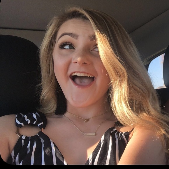 Profile Picture of Brynna Ellis (@brynnaellis) on Poshmark