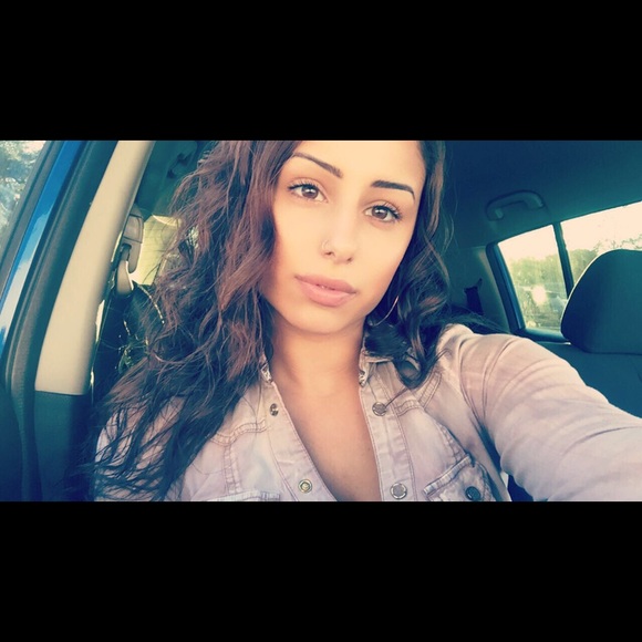 Profile Picture of Danielle Hartmann (@dhart13) on Poshmark