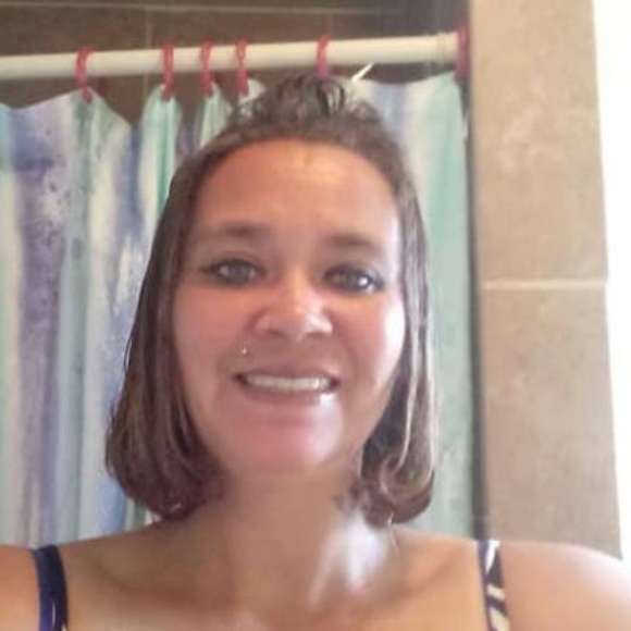 Profile Picture of Lori Squires (@lori_squires) on Poshmark