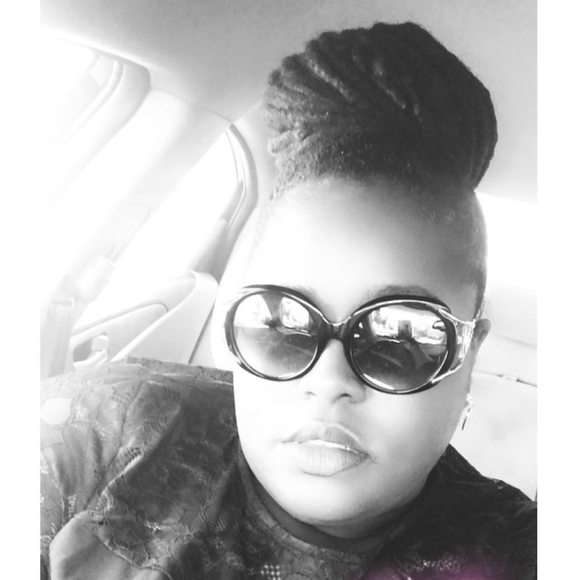 Profile Picture of Amber Starling (@ambi84) on Poshmark