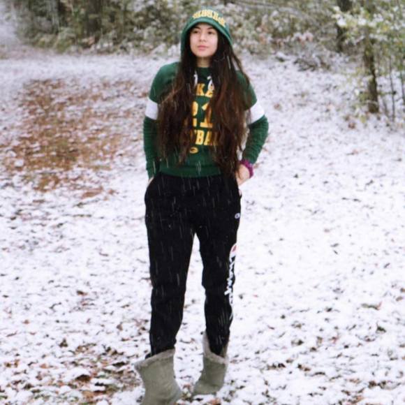 Profile Picture of Dabey Schwann (@miss_schwann) on Poshmark