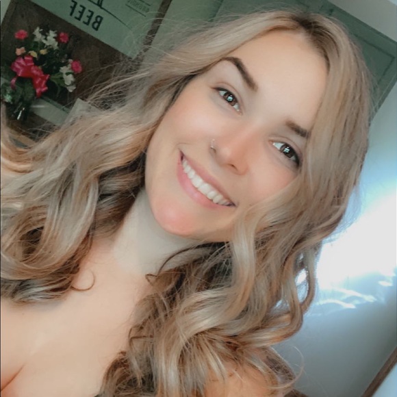 Profile Picture of Shirley Lajoye (@shirleylajoye) on Poshmark