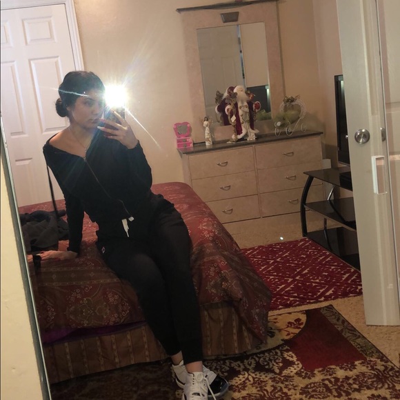Profile Picture of Jenny Quintero (@jennyq15__) on Poshmark