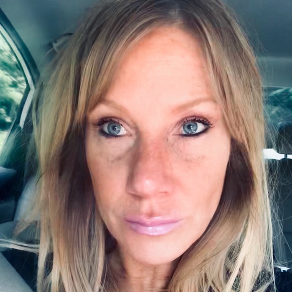 Profile Picture of Rebecca Carruthers (@beccachuckie78) on Poshmark