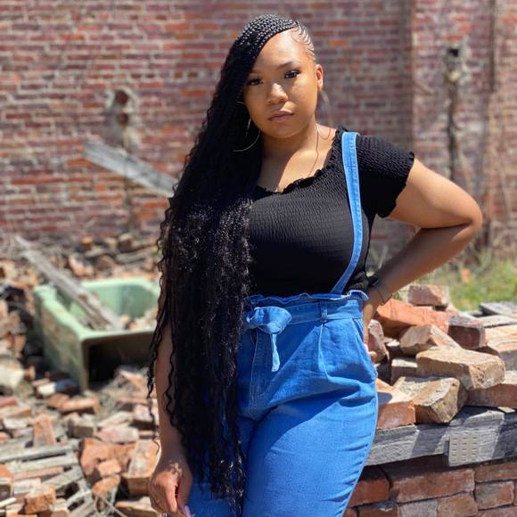 Profile Picture of Cristalyn Allmond (@cristalyna) on Poshmark