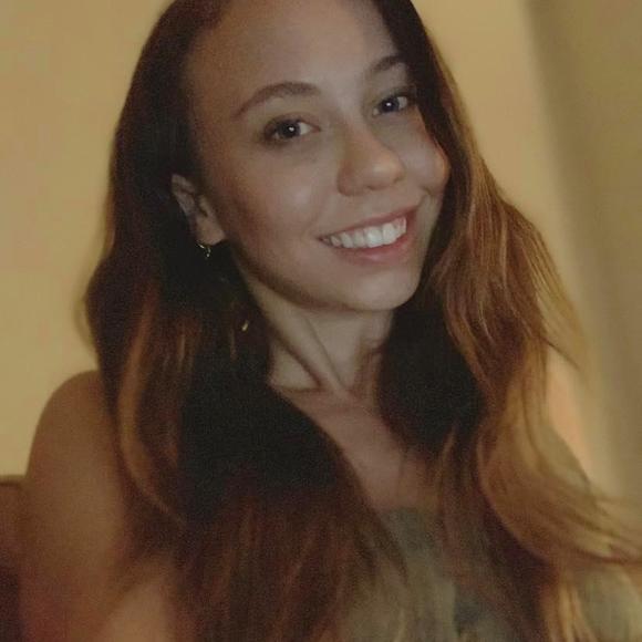 Profile Picture of Phoebe Olivieri (@phoebeolivieri) on Poshmark