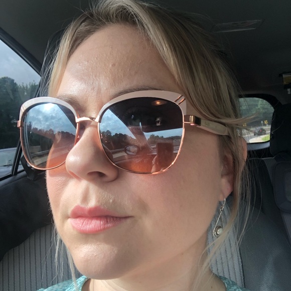Profile Picture of Rachel Hook (@blondmelon86) on Poshmark
