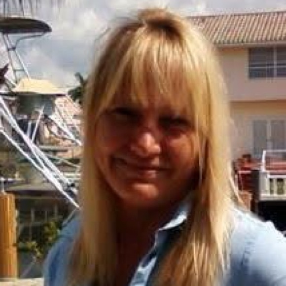 Profile Picture of Dani Graham (@danigram2015) on Poshmark