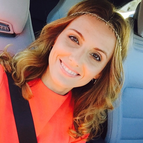 Profile Picture of Rayna Lambova (@renilambova) on Poshmark