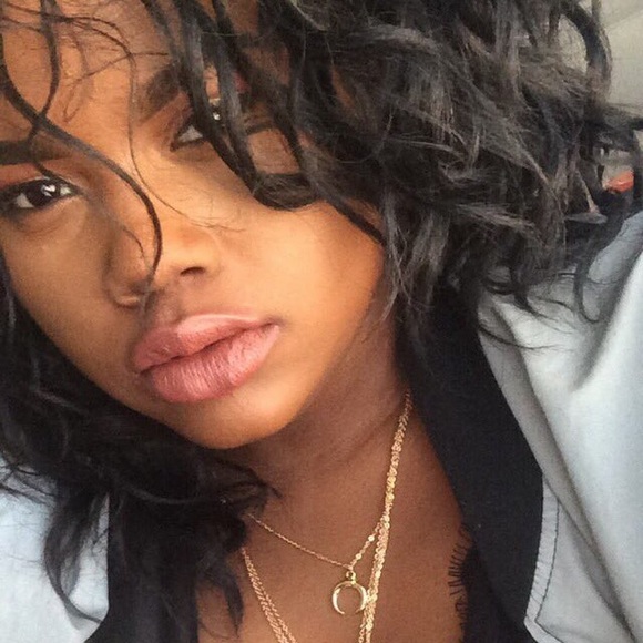 Profile Picture of Khrislyn Bacy (@khrislynstyle) on Poshmark