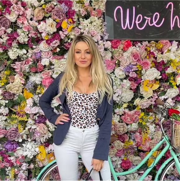 Profile Picture of Leticia Pederiva (@leticiapederiva) on Poshmark