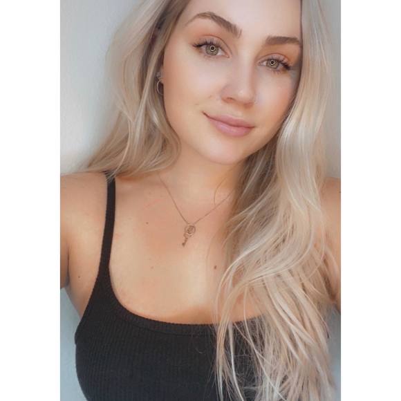 Profile Picture of Elena Amdall (@elenaamdall) on Poshmark