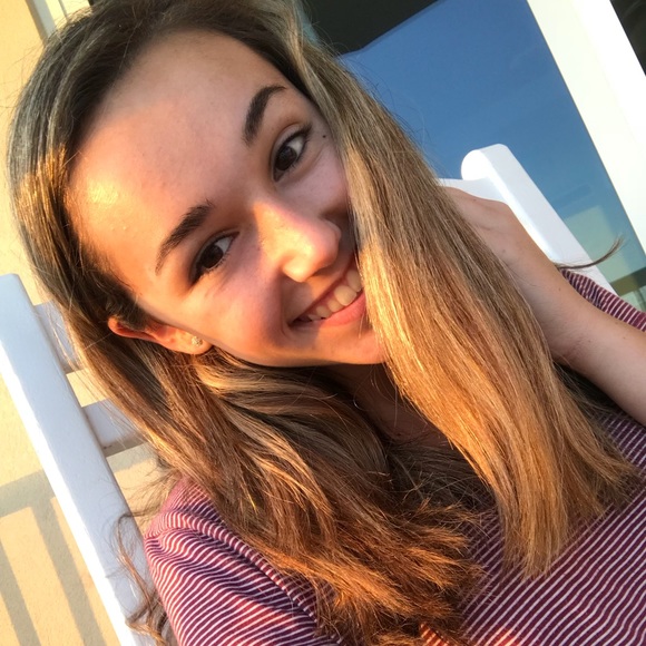 Profile Picture of Hailey Page (@haileylpage) on Poshmark