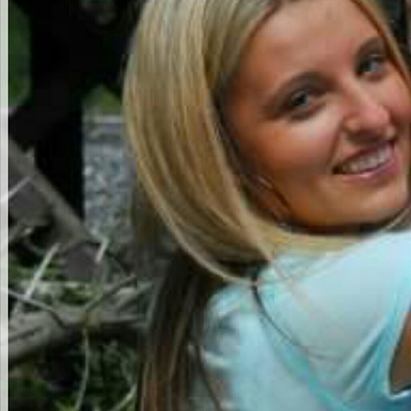 Profile Picture of Danielle Colson (@daniellecolson) on Poshmark