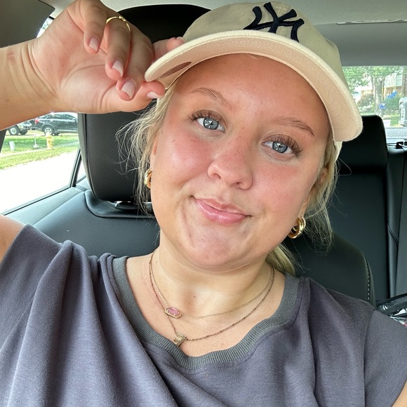 Profile Picture of Emma Trauth (@emma_trauth) on Poshmark