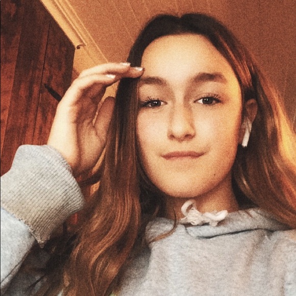 Profile Picture of Floriane Roy (@floriane_roy) on Poshmark