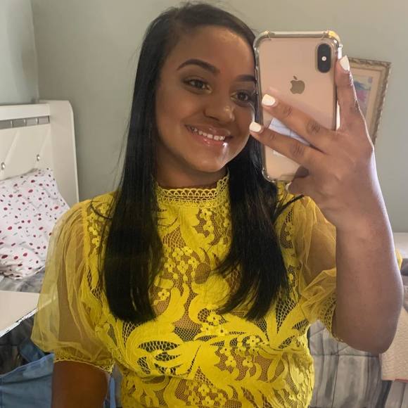 Profile Picture of Raysa Ortiz (@raysaortiz) on Poshmark