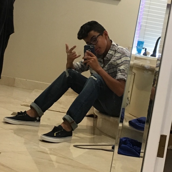 Profile Picture of Noe Montemayor (@noemomtemayor) on Poshmark