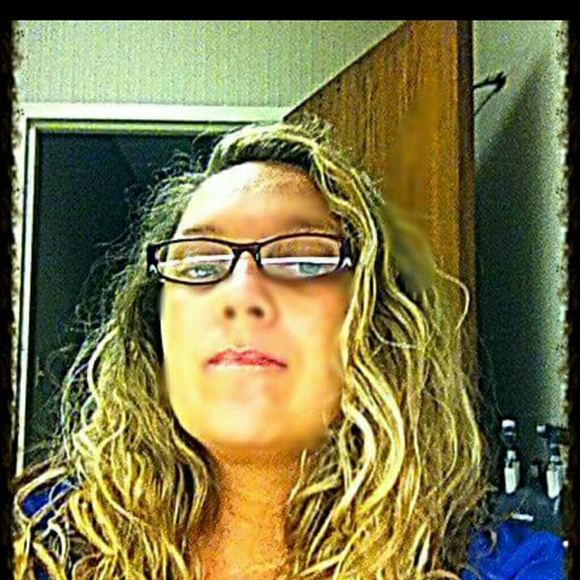 Profile Picture of Heather Farnam (@heather_farnam) on Poshmark